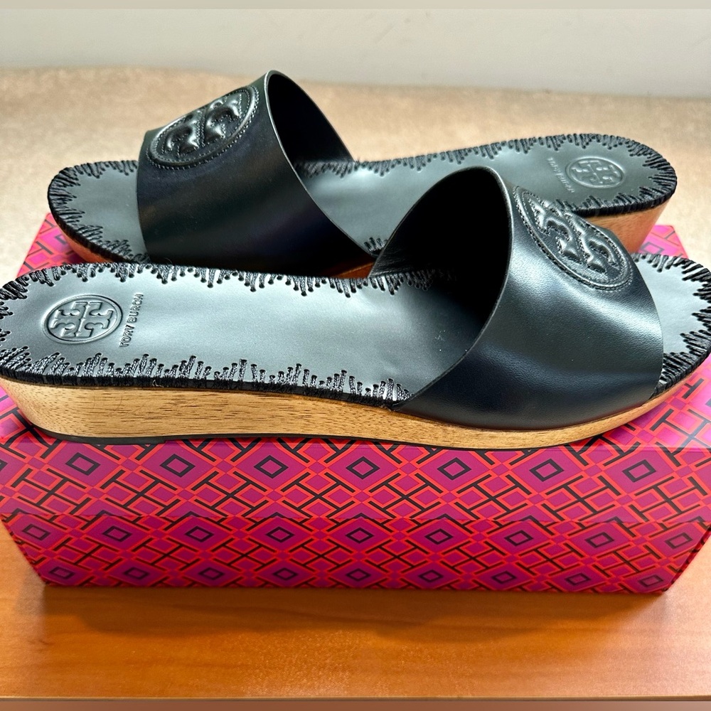 New in original box Tory Burch wedge slide! Black size 9.5 - Picture 3 of 6